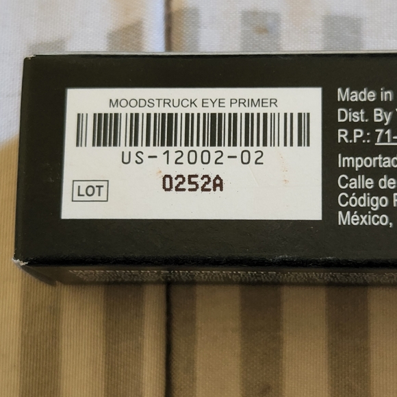 Younique eye primer - Picture 1 of 2